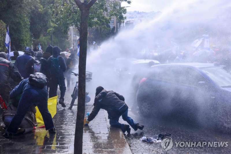 이스라엘 경찰, 반정부 시위대에 물대포 (출처=연합뉴스)