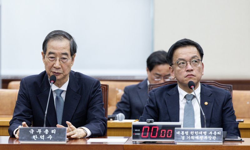 최상목 대통령 권한대행 부총리 겸 기획재정부 장관(오른쪽)과 한덕수 국무총리가 6일 오전 서울 여의도 국회에서 열린 윤석열 정부의 비상계엄 선포를 통한 내란 혐의 진상규명 국정조사특별위원회 제3차 청문회에 출석해 있다. 2025.2.6/뉴스1 ⓒ News1 이재명 기자