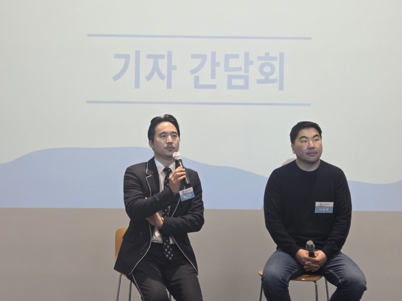 김익환 부회장과 나훈영 넥스트 디자인 랩 대표 (출처=연합뉴스)