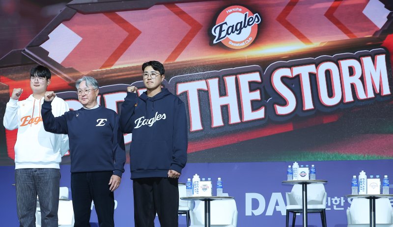 한화 이글스 김서현(왼쪽부터), 김경문 감독, 주장 채은성이 20일 오후 서울 송파구 잠실 롯데호텔 월드에서 열린 신한 SOL Bank 2025 KBO 미디어데이에서 기념 촬영을 하고 있다. 2025.3.20/뉴스1 ⓒ News1 김진환 기자