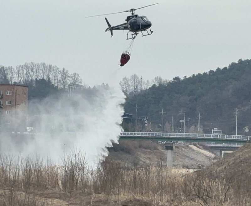 [여주=뉴시스] 헬기를 이용한 깔따구 퇴치(사진=여주시 제공) 2025.03.21 photo@newsis.com