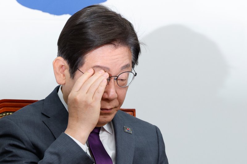 이재명 더불어민주당 대표가 21일 오전 서울 여의도 국회에서 열린 최고위원회의에 참석해 안경을 고쳐쓰고 있다. 2025.3.21/뉴스1 ⓒ News1 안은나 기자