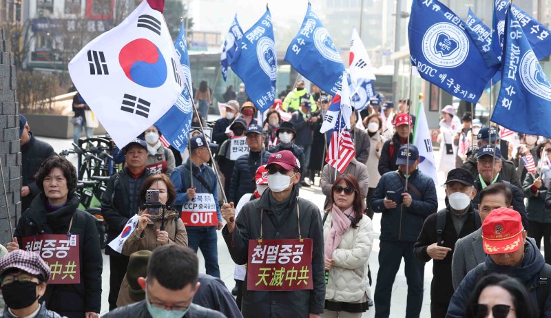 우익 시민단체들이 지난 3월 21일 서울 중구 주한중국대사관 인근에서 '중국 내정간섭 반대' 촉구 집회를 하고 있다.뉴시스