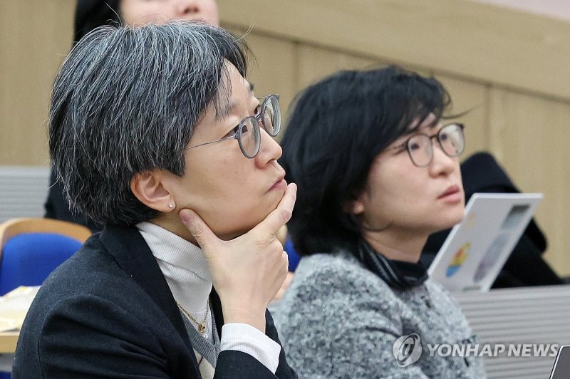 의대생 복귀 비난하는 의대생·전공의 비판한 강희경-하은진 교수 (출처=연합뉴스)