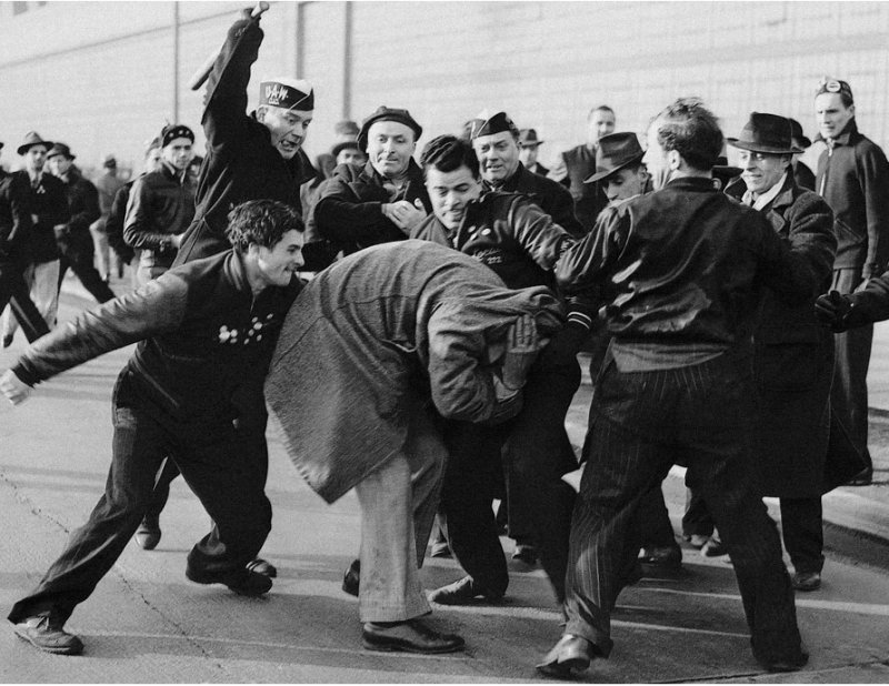 '곧 일이 터지겠군' 1942년 수상작, 피켓 라인(THE PICKET LINE)밀턴 브룩스 Milton BrooksApril 3, 1941, Detroit, Mich. 저작권 Alamy Stock Photo. 포드 자동차 공장에서 12만 명이 파업에 들어간 상황. 한 장의 사진으로 승부를 보는 브룩스 기자는 '순간'이 곧 다가올 것을 직감했다. 그곳에 시위 반대 세력들이 있었기 때문이다. 군중 속에서 목소리가 커지더니, 8명의 사내가 주먹과 몽둥이로 한 노동자를 폭행하기 시작했다. 브룩스는 카메라를 코트에 숨긴 채 군중 속에 파고
