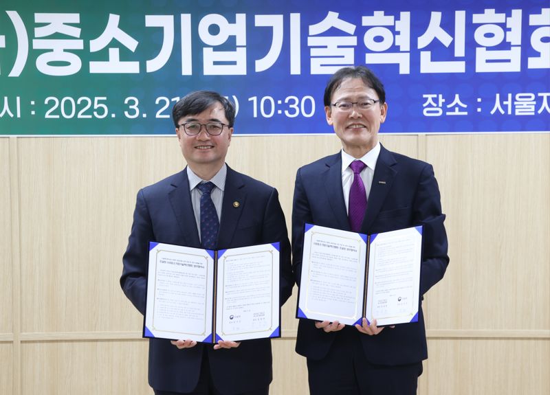 임기근 조달청장(왼쪽)과 정광천 이노비즈협회장이 21일 서울지방조달청에서 '조달청-이노비즈협회' 업무협약을 맺은 뒤 기념촬영을 하고 있다.