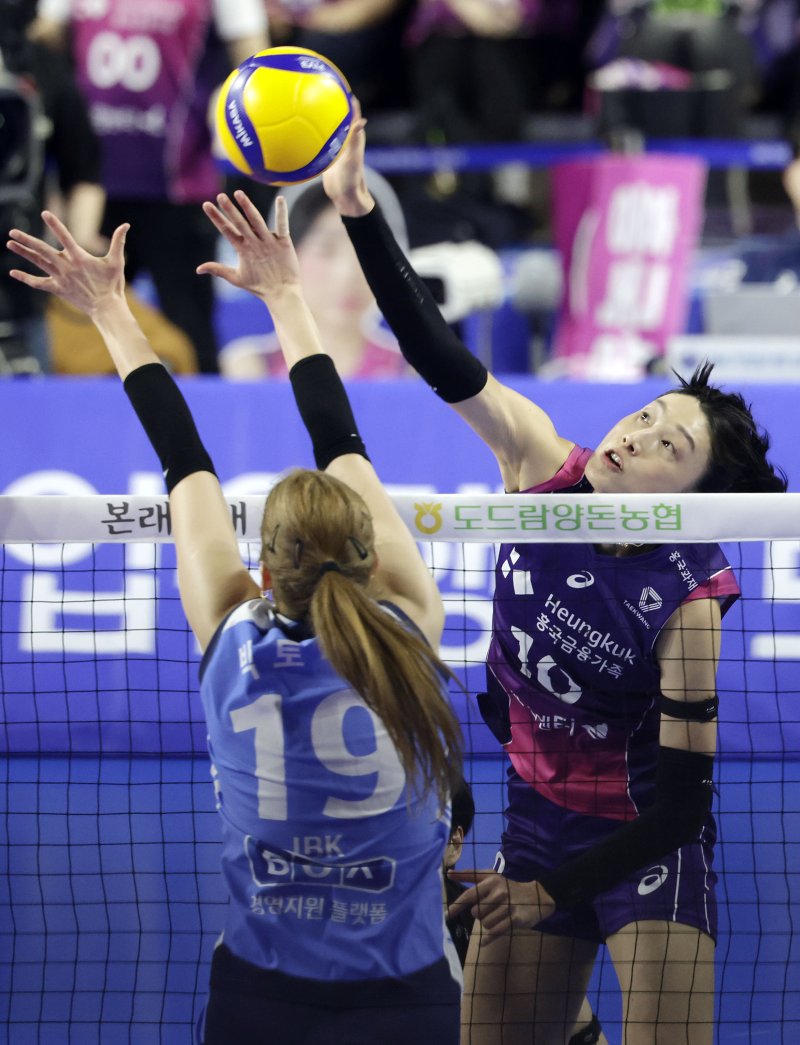[화성=뉴시스] 최동준 기자 = 16일 경기 화성종합경기타운실내체육관에서 열린 2024-2025 v-리그 여자부 IBK 기업은행 알토스 배구단과 흥국생명 핑크스파이더스의 경기, 흥국생명 김연경이 공격을 시도하고 있다. 2025.02.16. photocdj@newsis.com