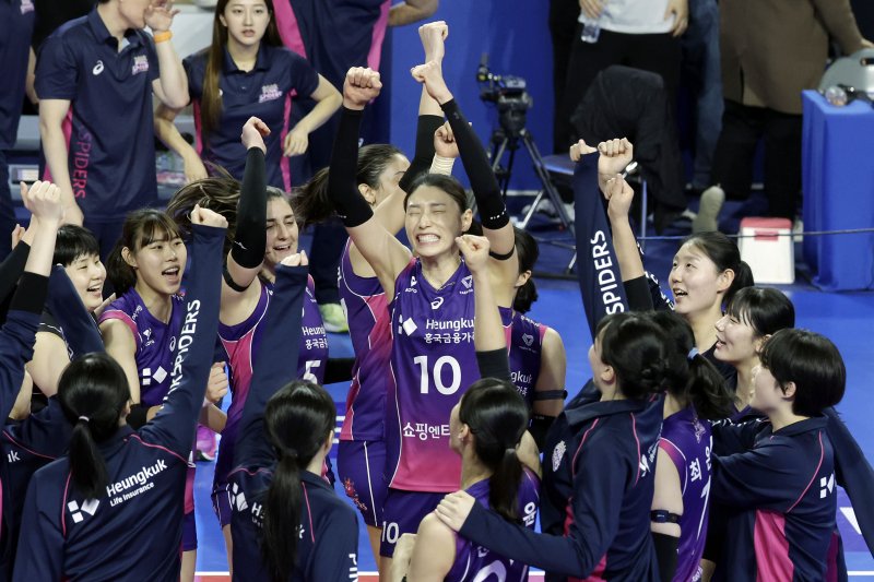 [화성=뉴시스] 최동준 기자 = 16일 경기 화성종합경기타운실내체육관에서 열린 2024-2025 v-리그 여자부 IBK 기업은행 알토스 배구단과 흥국생명 핑크스파이더스의 경기, 세트스코어 3-0으로 승리한 흥국생명 김연경을 비롯한 선수들이 기뻐하고 있다. 2025.02.16. photocdj@newsis.com