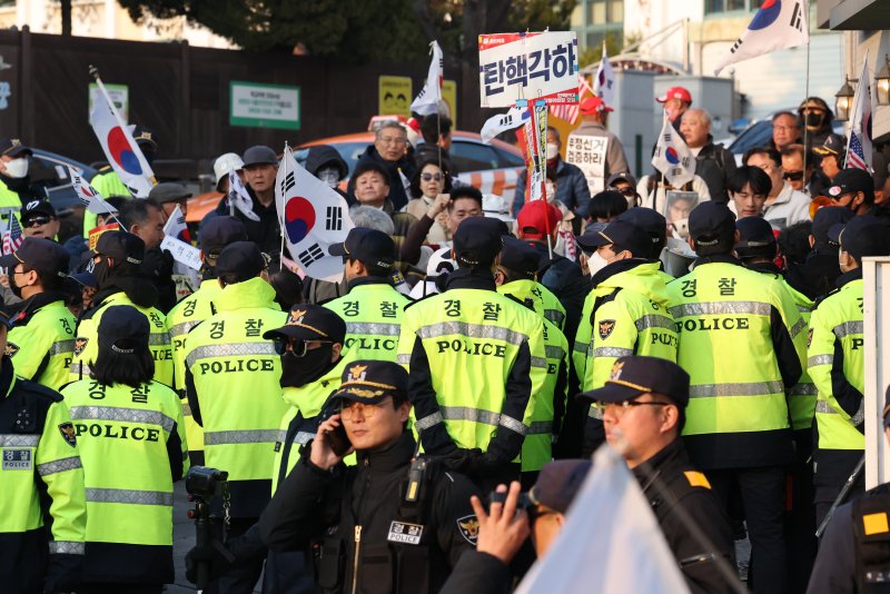 경찰이 20일 오후 서울 종로구 헌법재판소 앞에서 헌재 정문으로 이동하는 윤석열 대통령 탄핵 각하를 주장하는 시위대를 차단하고 있다. 2025.3.20/뉴스1 ⓒ News1 오대일 기자