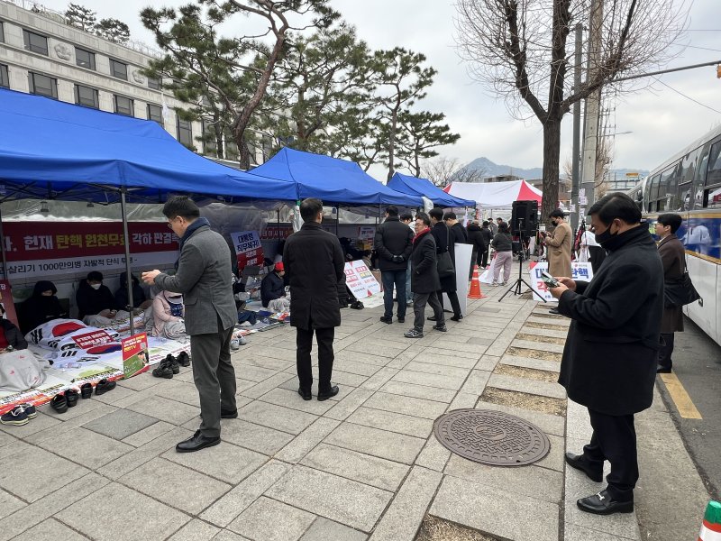 20일 서울 종로구 헌법재판소 앞에 탄핵 반대 시위자들이 천막 농성을 벌이고 있다. / 뉴스1 김민재 기자