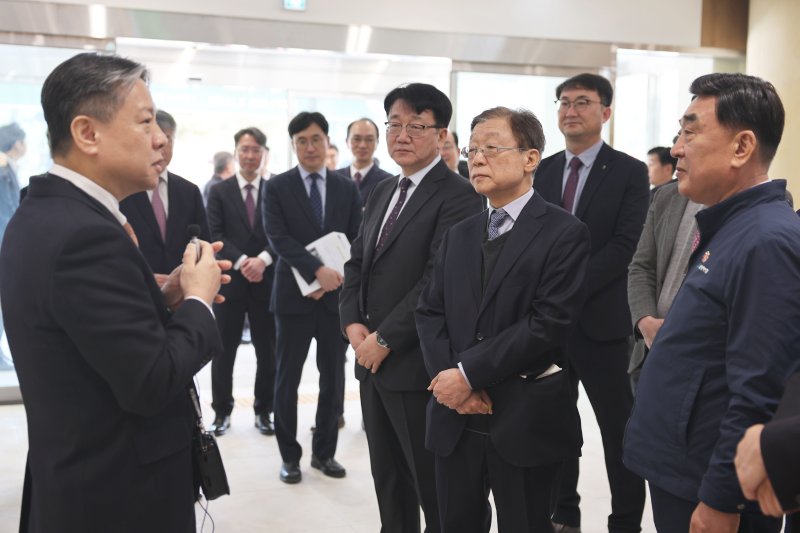 [울산=뉴시스] 구미현 기자 = 임영석 울산대 의과대학장이 21일 울산대 아산의학관 개관식에서 김두겸 울산시장, 오연천 총장 등에게 내부 시설에 대해 설명하고 있다. 2025.03.21. gorgeouskoo@newsis.com *재판매 및 DB 금지