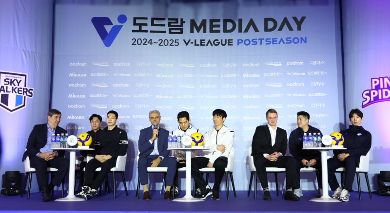 [서울=뉴시스] 황준선 기자 = KB손해보험 스타즈 레오나르도 아폰소(왼쪽 네 번째) 감독이 21일 오후 서울 강남구 호텔 리베라에서 열린 도드람 2024~2025 V-리그 포스트시즌 미디어데이에서 각오를 밝히고 있다. 2025.03.21. hwang@newsis.com