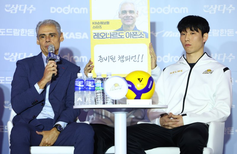 [서울=뉴시스] 황준선 기자 = KB손해보험 스타즈 레오나르도 아폰소(왼쪽) 감독이 21일 오후 서울 강남구 호텔 리베라에서 열린 도드람 2024~2025 V-리그 포스트시즌 미디어데이에서 각오를 밝히고 있다. 2025.03.21. hwang@newsis.com