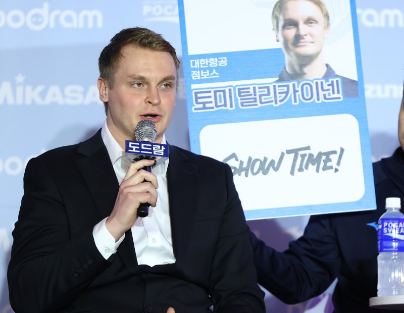[서울=뉴시스] 황준선 기자 = 대한항공 점보스 토미 틸리카이넨 감독이 21일 오후 서울 강남구 호텔 리베라에서 열린 도드람 2024~2025 V-리그 포스트시즌 미디어데이에서 각오를 밝히고 있다. 2025.03.21. hwang@newsis.com