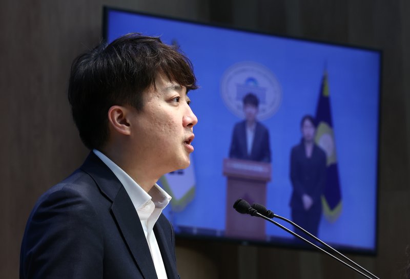 이준석 개혁신당 의원이 21일 오후 서울 여의도 국회 소통관에서 연금개혁안 관련 기자회견을 하고 있다. 2025.3.21/뉴스1 ⓒ News1 김민지 기자