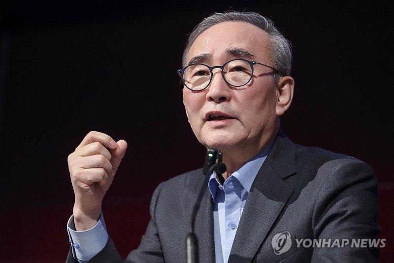 취재진 질문에 답하는 김영섭 대표 (출처=연합뉴스)