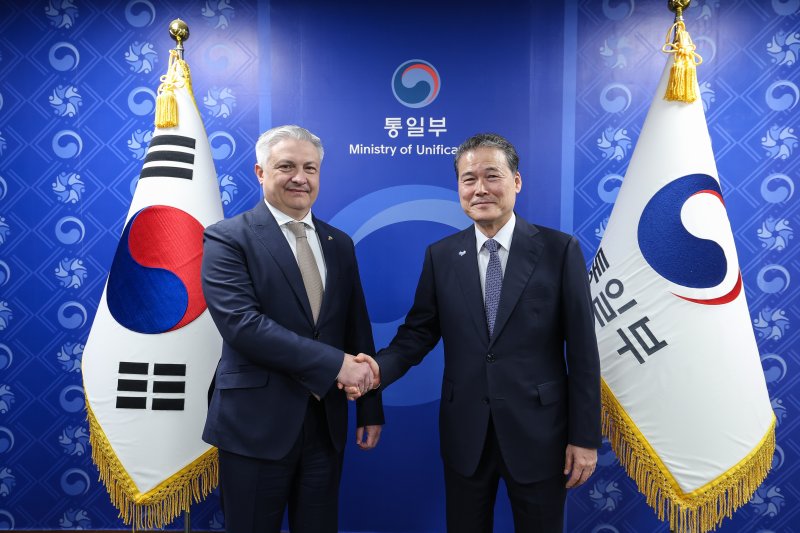 김영호 통일부 장관이 21일 드미트로 포노마렌코 주한 우크라이나 대사를 접견하고 '북한군 포로 송환' 문제와 국제 정세에 대해 논의했다.(통일부 제공)