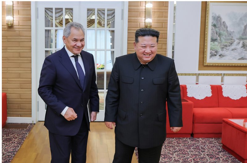 러시아 쇼이구 서기, 북한 김정은 2시간 만나…푸틴 메시지 전달