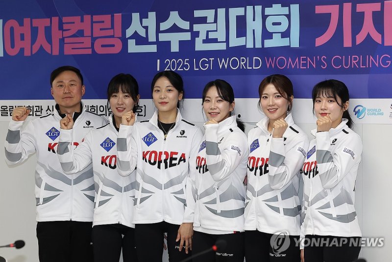 기념촬영하는 경기도청 컬링팀 (출처=연합뉴스)