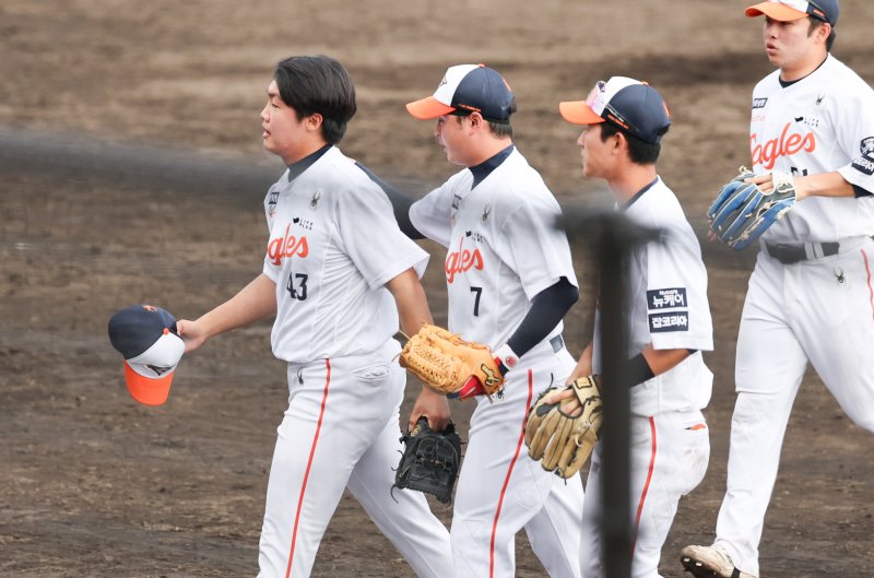 한화 정우주가 26일 일본 오키나와 고친다 야구장에서 열린 KT 위즈와 한화 이글스 연습경기에서 2실점으로 1이닝을 마친 뒤 마운드를 내려오고 있다. 2025.2.26/뉴스1 ⓒ News1 허경 기자