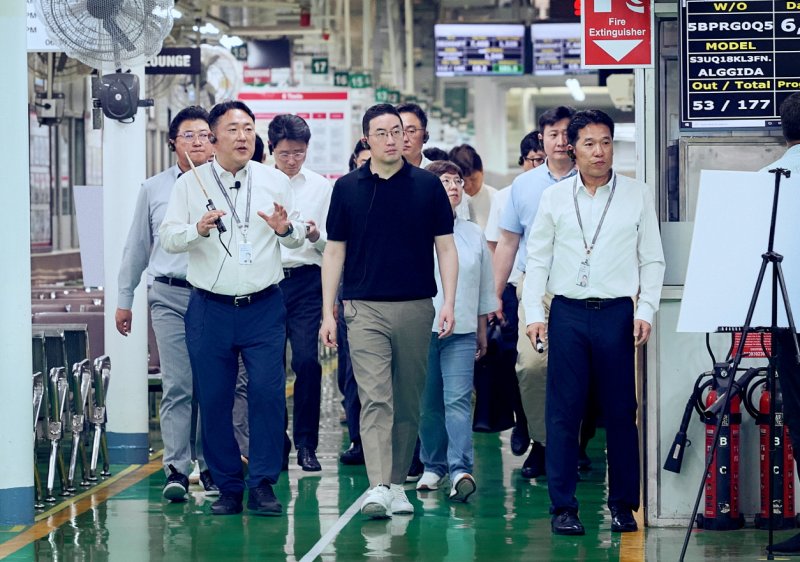 [서울=뉴시스]구광모 LG그룹 회장(앞줄 가운데)이 인도 뉴델리에 위치한 LG전자 노이다 생산공장에서 생산라인을 살펴보고 있다. (사진 = LG 제공) 2025.03.04. photo@newsis.com *재판매 및 DB 금지