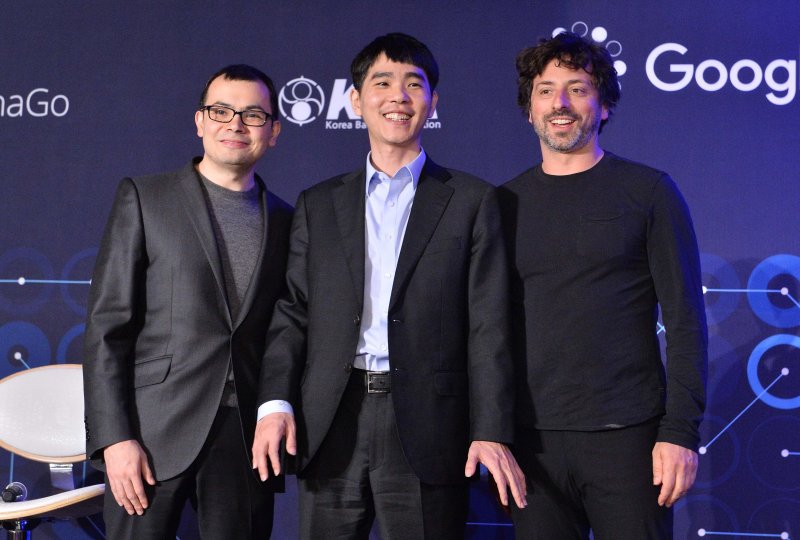 【서울=뉴시스】고승민 기자 = 이세돌 9단이 12일 오후 서울 광화문 포시즌스호텔에서 열린 구글 딥마인드 '알파고'와의 세번째 대국에서 패배한 뒤 기자회견을 마치고 구글 창업자 세르게이 브린(오른쪽)과 데미스 하사비스 구글 딥마인드 대표와 기념촬영을 하고 있다. 2016.03.12. kkssmm99@newsis.com