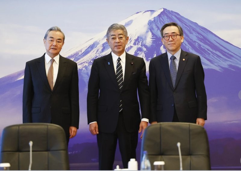 [도쿄=AP/뉴시스] 22일 일본 도쿄에서 열린 한-중-일 외교장관 회담에서 왕이 중국 외교부장(왼쪽부터), 이와야 다케시 일본 외무상, 조태열 외교부 장관이 기념촬영하고 있다. 2025.03.22 *재판매 및 DB 금지