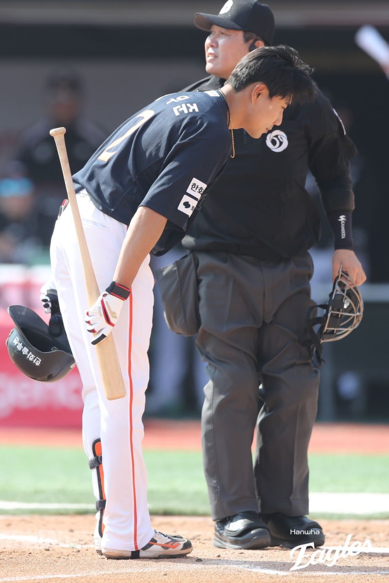 한화 이글스 심우준이 22일 경기 수원 케이티위즈파크에서 열린 KT 위즈와의 경기에서 3회초 첫 타석에 앞서 관중들에게 인사하고 있다. (한화 제공)