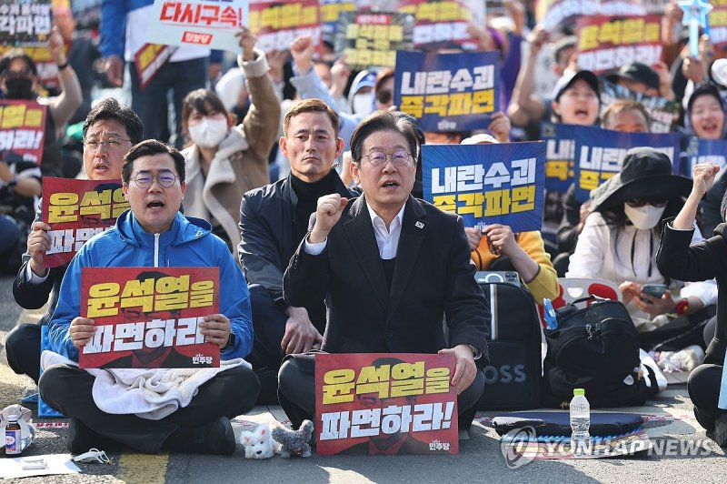 야5당 공동 비상시국 범국민대회서 구호 외치는 이재명-박찬대 (출처=연합뉴스)