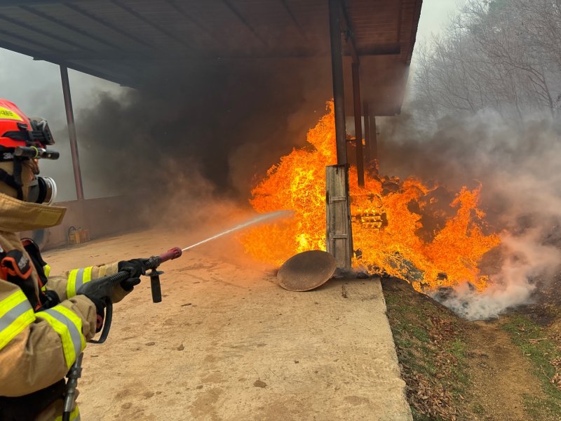[의성=뉴시스] 경북 의성군 안평면에서 발생한 산불이 민가로 확산되고 있다. 진화인력이 민가로 번진 불을 끄고 있다. 2025.03.22. (서진=경북소방본부 제공) photo@newsis.com