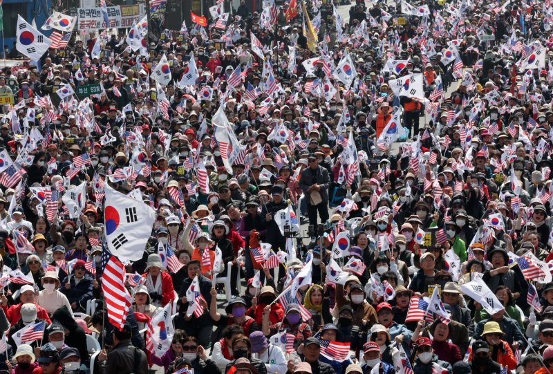 22일 서울 세종대로 사거리와 태평로 일대에서 열린 윤석열 대통령 탄핵반대집회에서 참석자들이 구호를 외치고 있다. 2025.3.22/뉴스1 ⓒ News1 박세연 기자