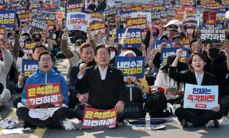 이재명 더불어민주당 대표와 박찬대 원내대표가 22일 서울 광화문 앞에서 열린 야5당 공동 비상시국 대응을 위한 범국민대회에 참석해 윤석열 대통령 탄핵을 촉구하는 구호를 외치고 있다. 2025.3.22/뉴스1 ⓒ News1 박세연 기자