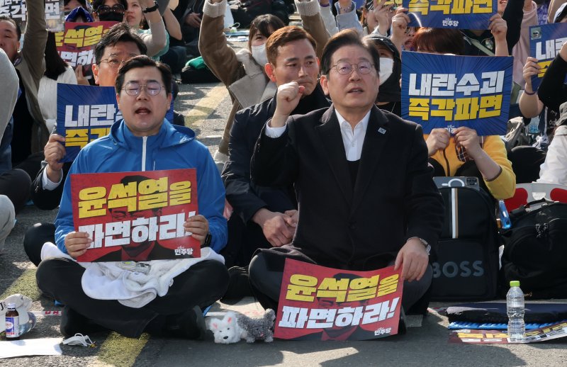 이재명 더불어민주당 대표와 박찬대 원내대표가 22일 서울 광화문 앞에서 열린 야5당 공동 비상시국 대응을 위한 범국민대회에 참석해 윤석열 대통령 탄핵을 촉구하는 구호를 외치고 있다. 2025.3.22/뉴스1 ⓒ News1 박세연 기자