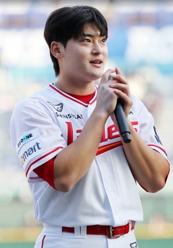 22일 홈 개막전 승리투수가 된 뒤 소감을 말하고 있는 조병현. (SSG 랜더스 제공)