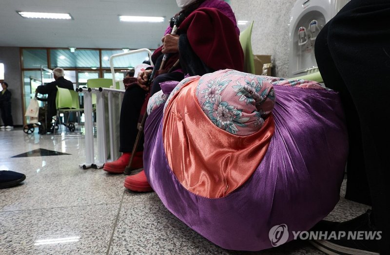 이불 챙긴 이재민 (출처=연합뉴스)