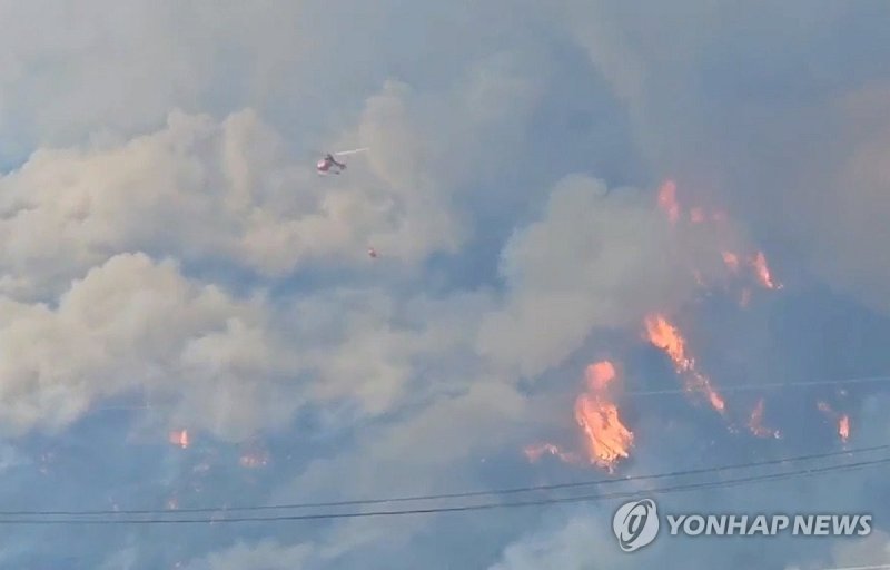 산청 산불 화재, 고군분투하는 소방헬기 (출처=연합뉴스)