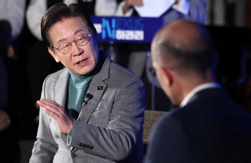 [서울=뉴시스] 추상철 기자 = 이재명 더불어민주당 대표가 22일 오후 서울 여의도 국회 사랑재에서 인문학 베스트셀러 '사피엔스'의 작가 유발 하라리와 대담을 하고 있다. 2025.03.22. scchoo@newsis.com