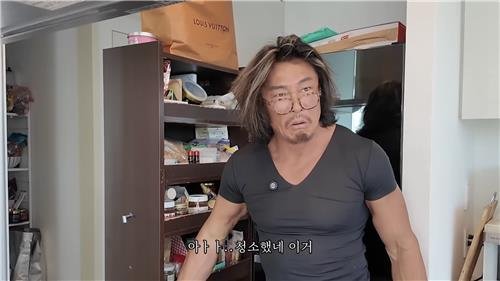 달라진 부엌을 알아본 '아조씨' (출처=연합뉴스)