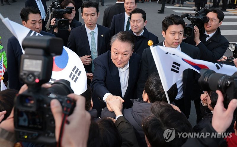 악수하는 윤석열 대통령 (출처=연합뉴스)