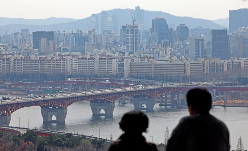 [서울=뉴시스] 김금보 기자 = 지난 17일 서울시내 아파트 밀집지역의 모습. 2025.03.23. kgb@newsis.com