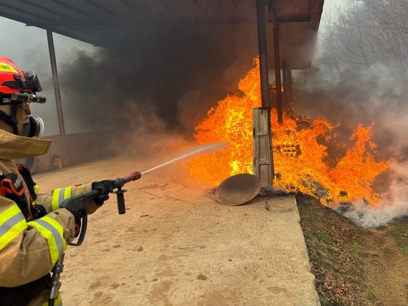 22일 경북 의성군에서 발생한 산불이 민가로 확산되면서 119대원들이 진화작업에 나서고 있다. (경북도소방본부 제공, 재판매 및 DB 금지) 2025.3.22/뉴스1 ⓒ News1 최창호 기자 /사진=뉴스1