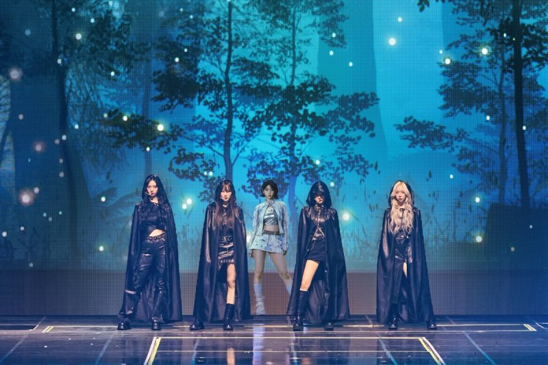걸그룹 에스파와 무대 오른 가상 아티스트 나이비스(가운데) (출처=연합뉴스)