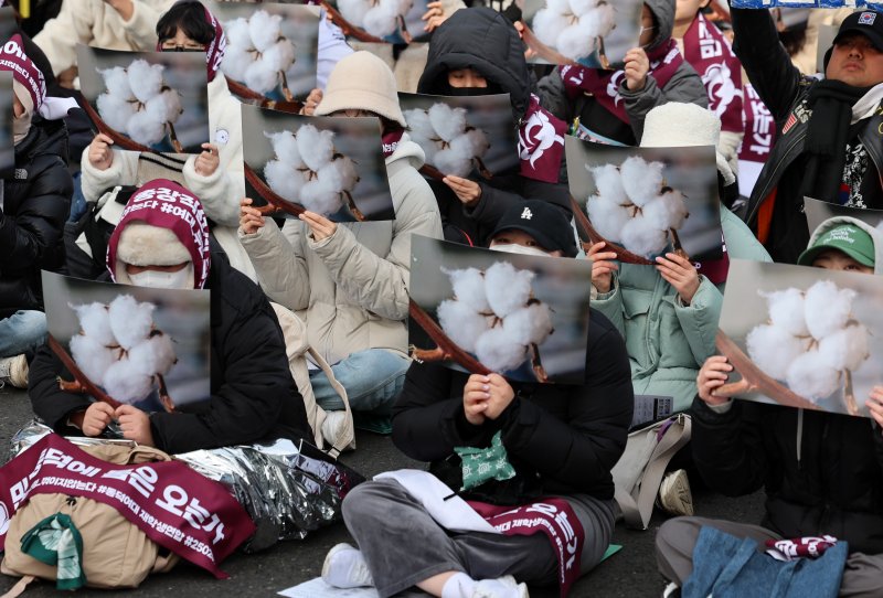 [서울=뉴시스] 이영환 기자 = 동덕여대재학생연합 소속 학생 등이 3일 오후 서울 종로구 북인사마당 인근에서 진행된 동덕여대 재단 규탄 집회에서 교화인 목화 피켓을 들고 구호를 외치고 있다. 2025.03.03. 20hwan@newsis.com