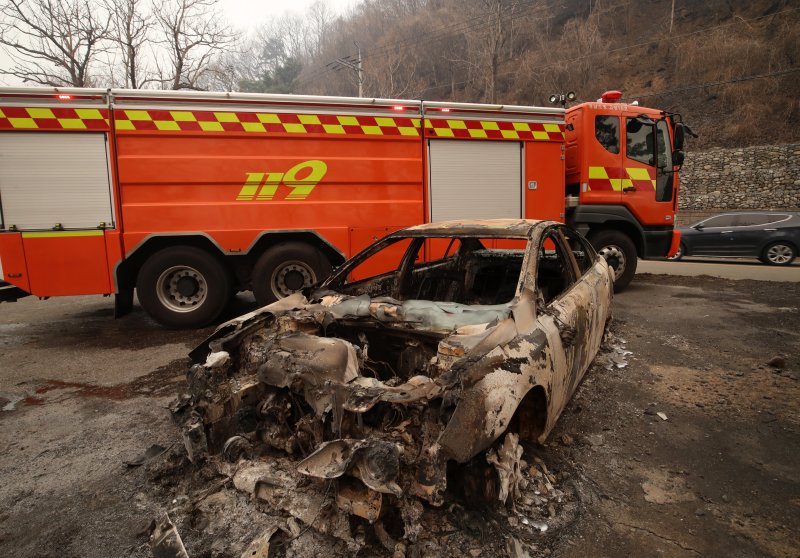 경남 산청 대형 산불이 사흘째로 접어든 23일 오전 산청군 시천면 일대에서 승용차가 산불로 인해 전소돼 있다. 2025.3.23/뉴스1 ⓒ News1 윤일지 기자