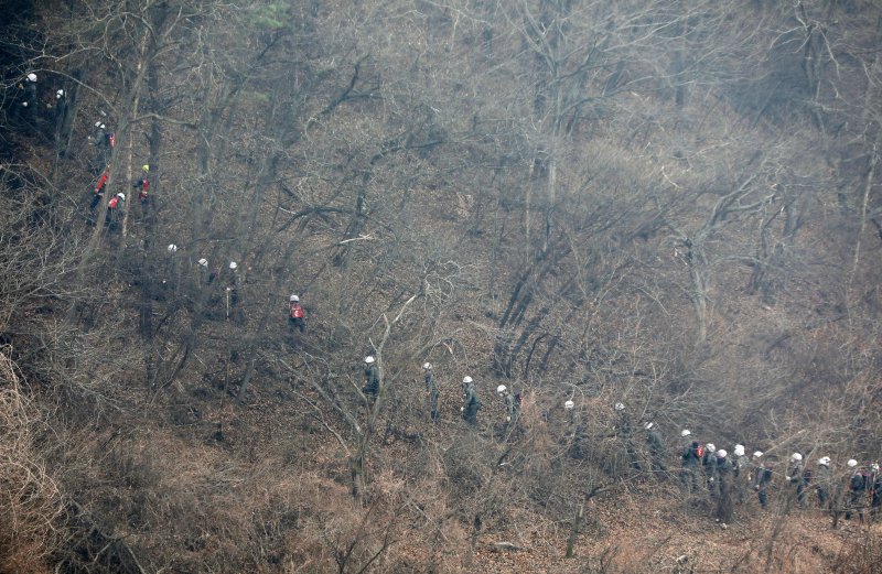 경남 산청 대형 산불이 사흘째로 접어든 23일 오전 산청군 시천면에서 39사단 장병들이 산불 현장에 투입되고 있다. 2025.3.23/뉴스1 ⓒ News1 윤일지 기자