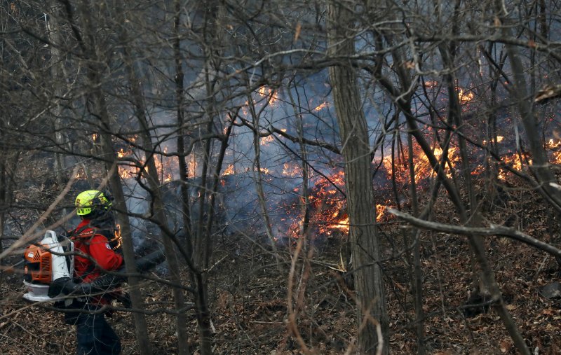 경남 산청 대형 산불이 사흘째로 접어든 23일 오전 산청군 시천면 일대에서 산림청 항공본부 공중진화대원들이 산불 진화작업을 벌이고 있다. 2025.3.23/뉴스1 ⓒ News1 윤일지 기자
