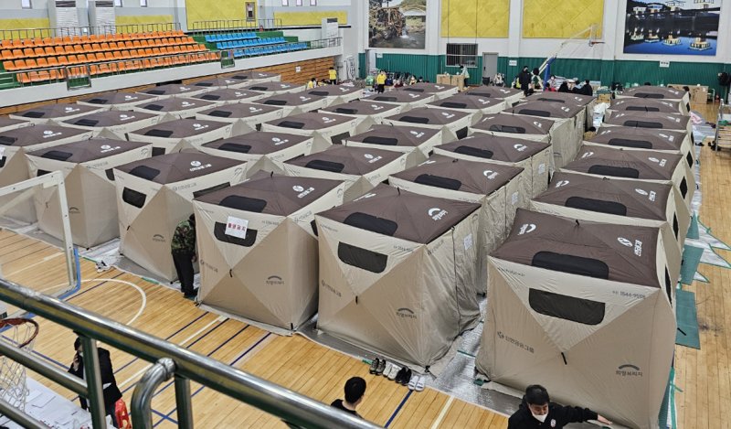 경북 의성군 안평면에서 발생한 산불이 3단계가 발령된 가운데 23일 오전 의성실내체육관에 마련된 임시 대피소에 대피 천막이 빼곡하게 들어차 있다. 2025.3.23/뉴스1 ⓒ News1 신성훈 기자