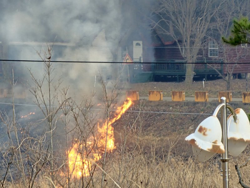 22일 경남 산청 시천면에서 산불이 발생해 이틀째 이어지며 민가까지 확산되고 있다. 2025.3.22/뉴스1 ⓒ News1 한송학 기자