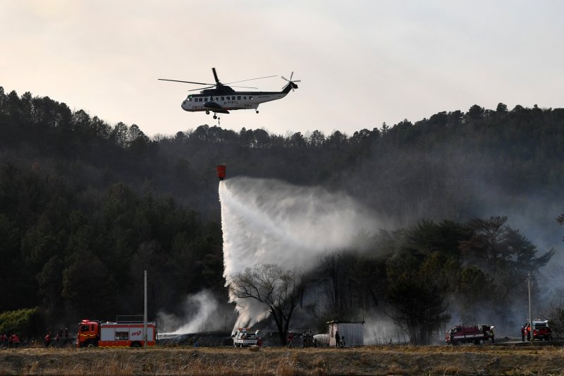 22일 오후 2시 59분쯤 경북 포항시 북구 흥해읍 곡강리 산림과 인접한 곳에서 불이 나 신고를 받고 출동한 포항시와 소방당국이 산불진화헬기와 장비 20여대를 투입해 진화 작업을 벌이고 있다. 이날 불은 1시간만에 인명 피해 없이 진화됐다. 2025.3.22/뉴스1 ⓒ News1 최창호 기자