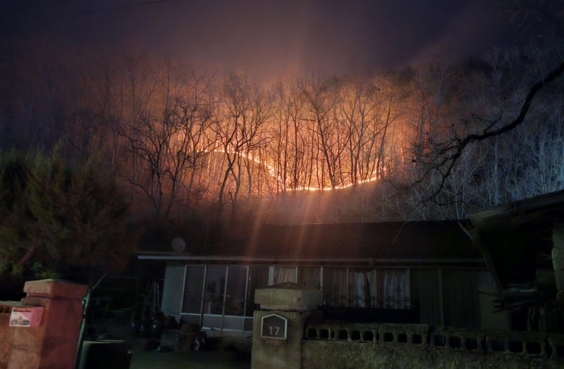 22일 경북 의성군 안평면에서 발생한 산불이 민가쪽으로 확산되고 있다. 2025.3.22/뉴스1 ⓒ News1 신성훈 기자